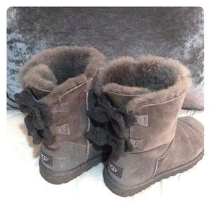 2-BOW DARK GRAY UGG BOOT IN EXCELLENT CONDITION